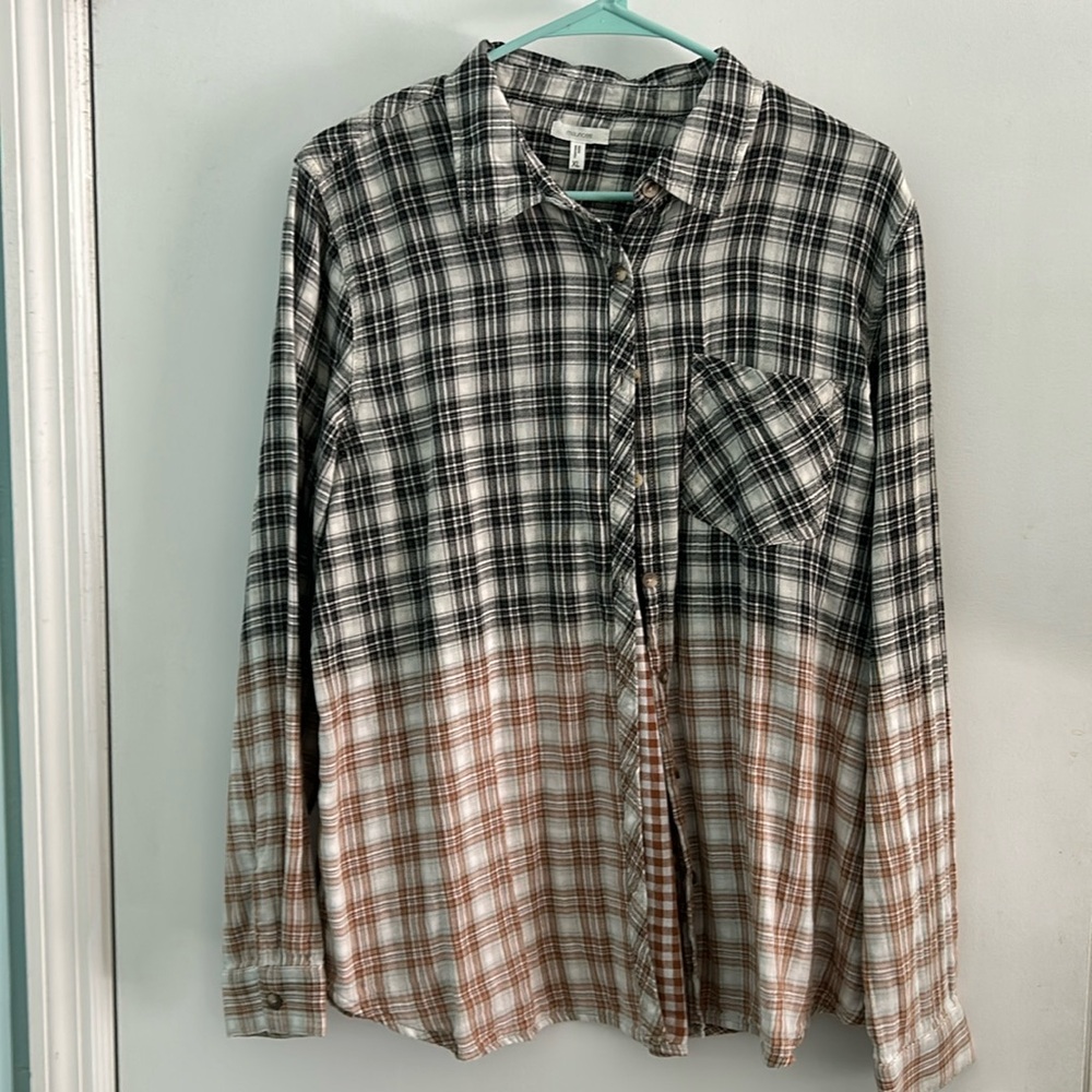 Maurices size large plaid long sleeve button down. Black to brown ombré